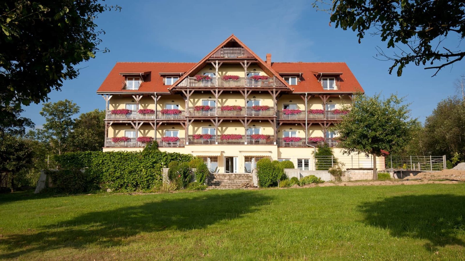 Lądek-Zdrój: For Sale: Jadwiga Guesthouse with Panoramic Views and Prime Location Lądek-Zdrój: For Sale: Jadwiga Guesthouse with Panoramic Views and Prime Location