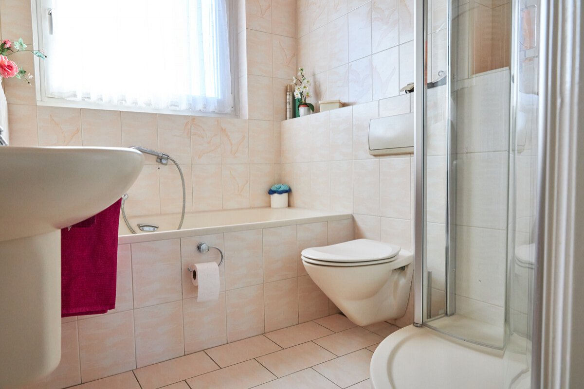 Bad mit Wanne und Dusche Bad mit Wanne und Dusche