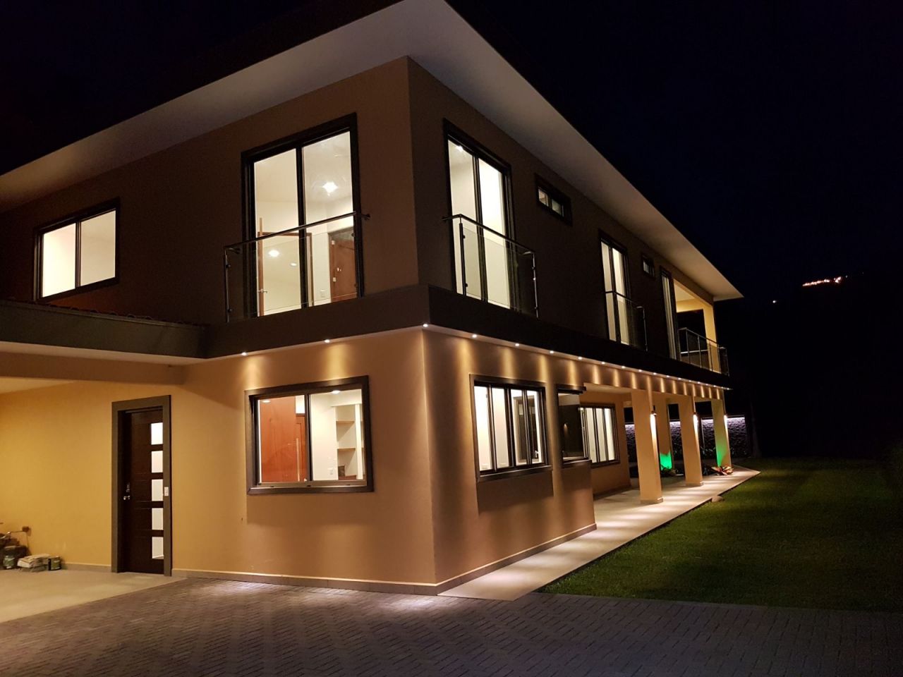 Atenas: Zu verkaufen, neues Haus mit Swimmingpool, Jacuzzi, Terrasse, Sonnendeck, schöner Sicht und einem 7,000 m2 grossen Garten bei Atenas - Zentraltal, Cos 