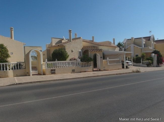 Orihuela Costa: Attraktive und große Doppelhaushälfte mit 4 Schlafzimmern in bevorzugter Lage 