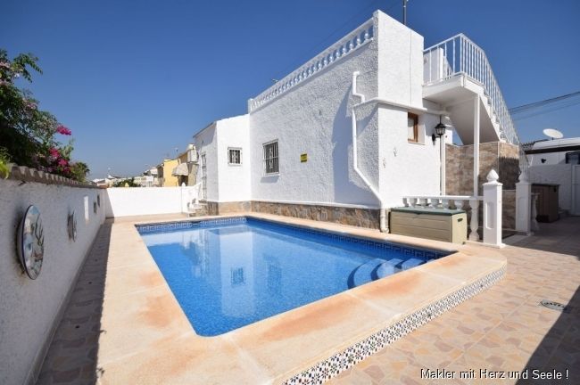 Torrevieja: Attraktive freistehende Villa in bester Lage mit 2 Schlafzimmern und Pool 