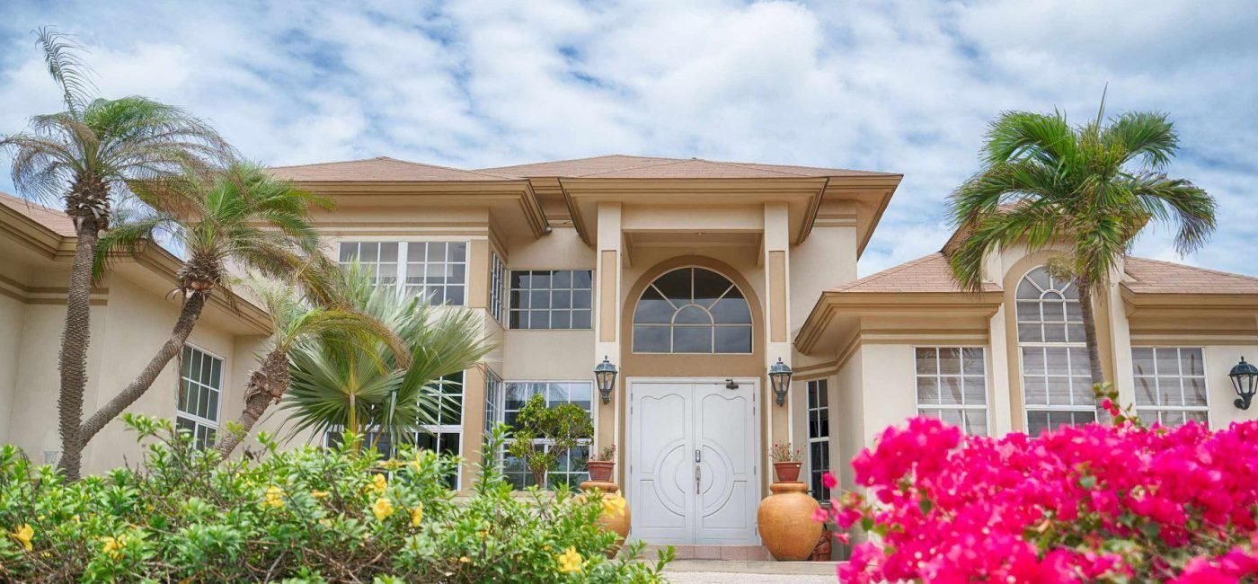 Aruba: Villa Zu Verkaufen In Aruba Noord Mit Blick Auf Einen Hügel Und Üppige Gärten 