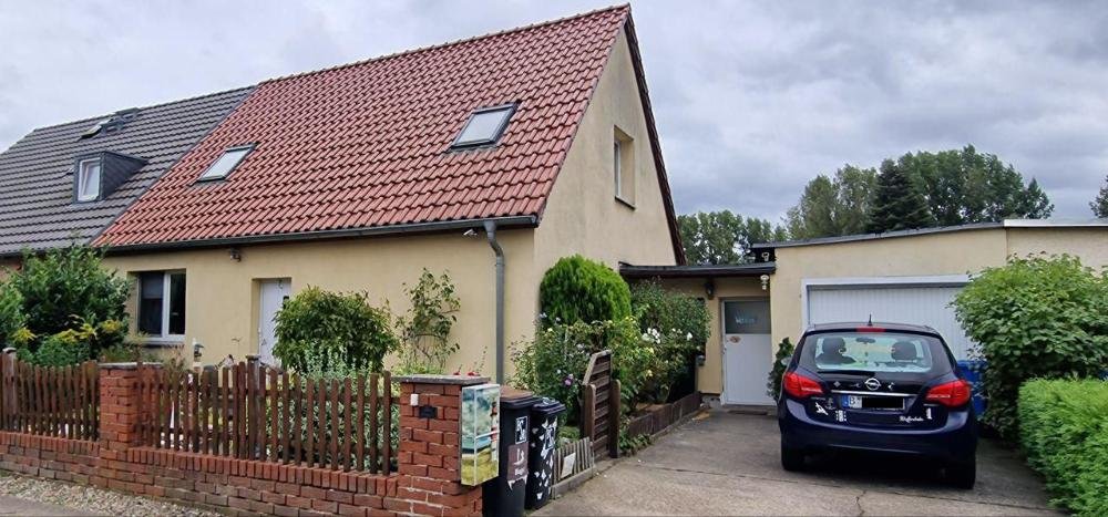 Berlin: Vielseitige Doppelhaushälfte mit großem Garten in erstklassiger Lage in Berlin-Lichtenberg. 