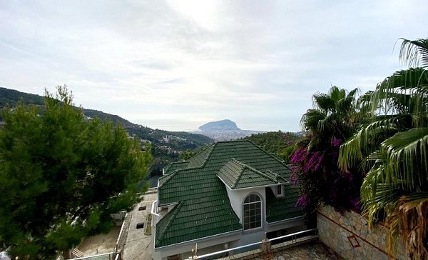 Tepe: Türkei, Alanya. 8 Zimmer Villa mit Pool und Garten. Ikamet ist möglich. 889 