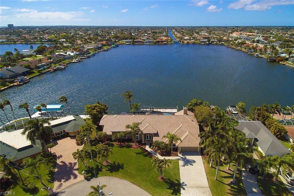 SW 5th Place, FL: Eight Lakes Seeufer-Bungalow zu verkaufen – 5 SZ, Pool, Steg & 2 Lifte 