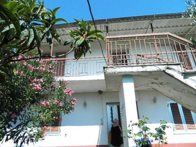 Kormista Serres: Landhaus zu verkaufen mit 100 qm mit einen Supepreis von 60.000 euro 