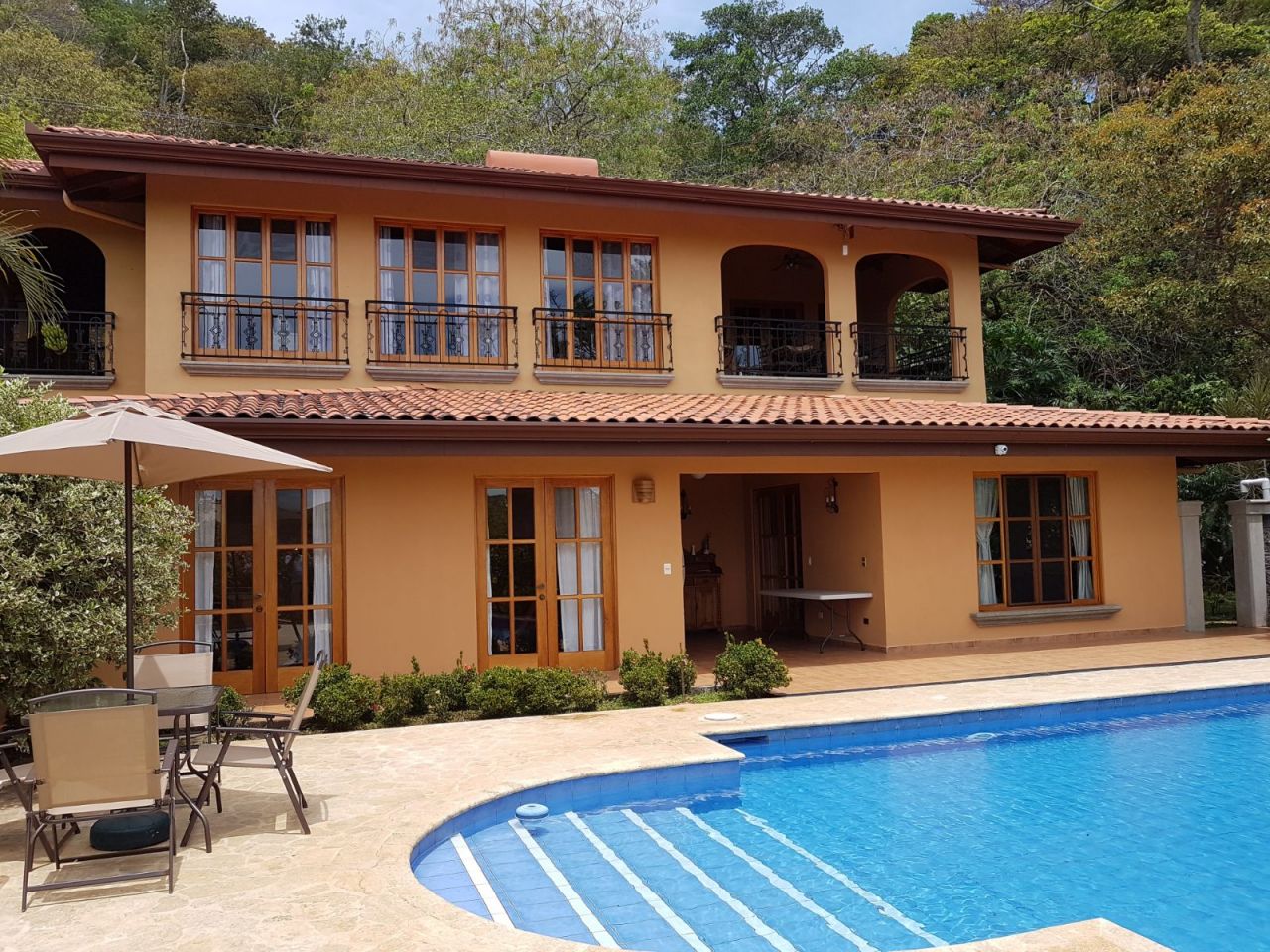 San Pedro: Haus im Kolonialstil und Gästehaus mit schöner Sicht, Swimmingpool, Terrasse, Sonnendeck und einem 7000 m2 grossen tropischen Garten - Zentraltal, Cos 