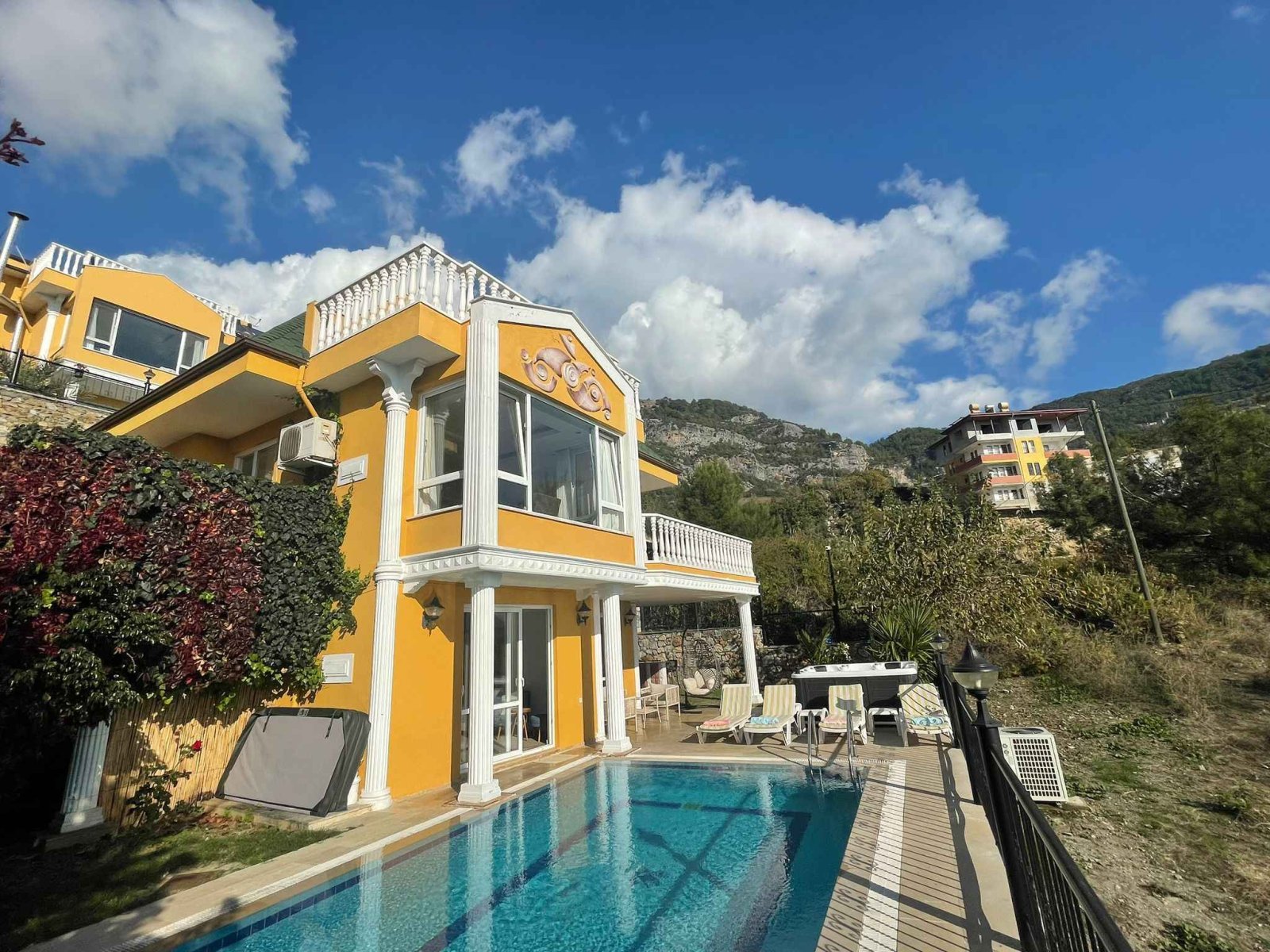 Alanya Tepe / Bektas: Luxus 4+1 Villa in Alanya Tepe zu verkaufen | Beheizter Pool in der Anlage! 