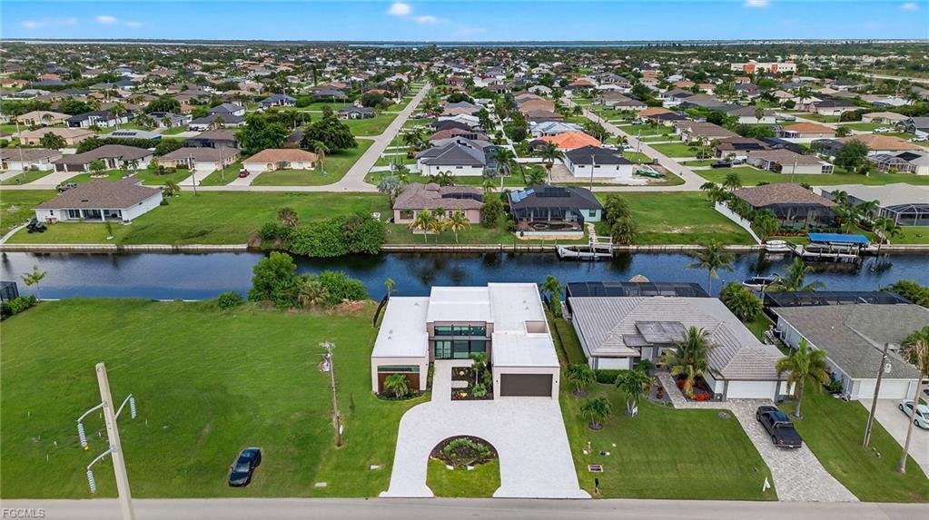 Avenue, Cape Coral, FL: Wasserlage, Smart-Home-Luxus mit Infinity-Pool — zu verkaufen 