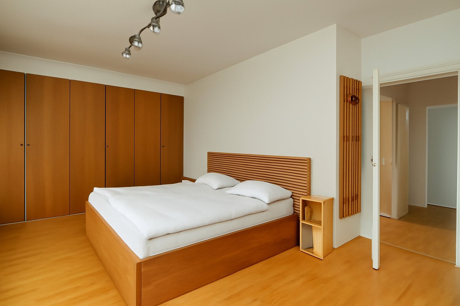 Blumenauer (c) - Schlafzimmer (KI Verbessert)