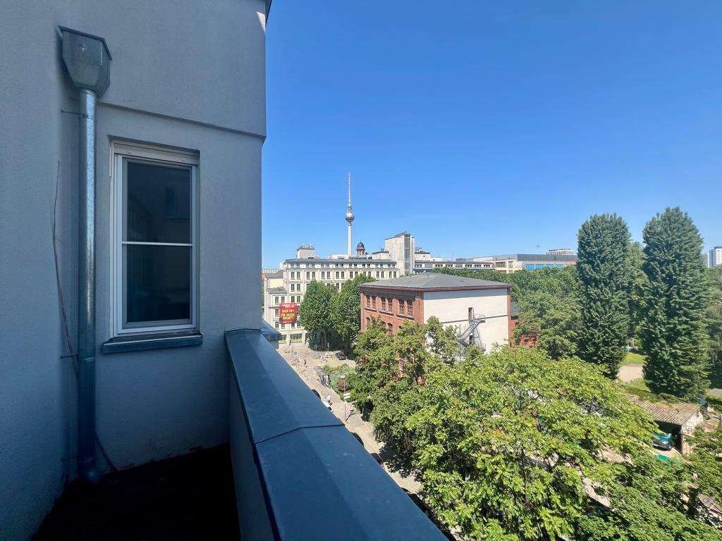 Seitliches Blick vom Balkon auf den Fernsehturm