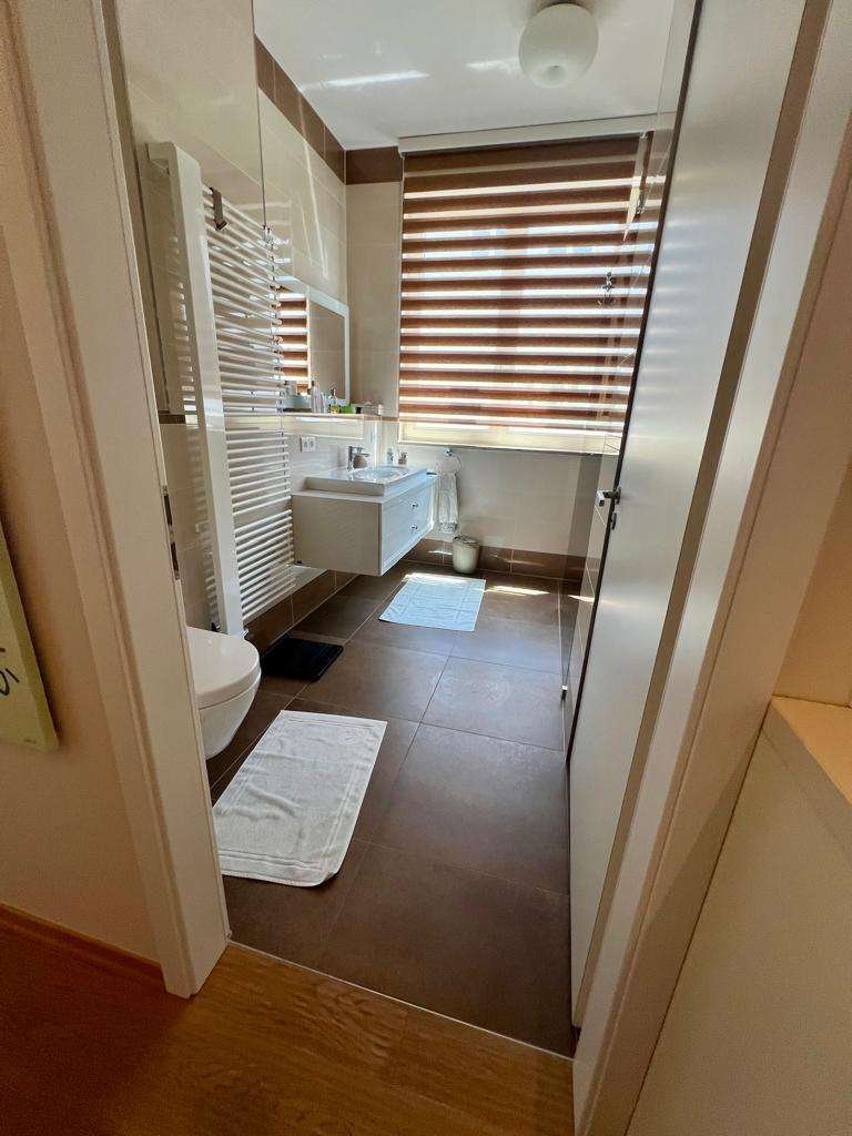 Blick vom Flur in das Masterbad