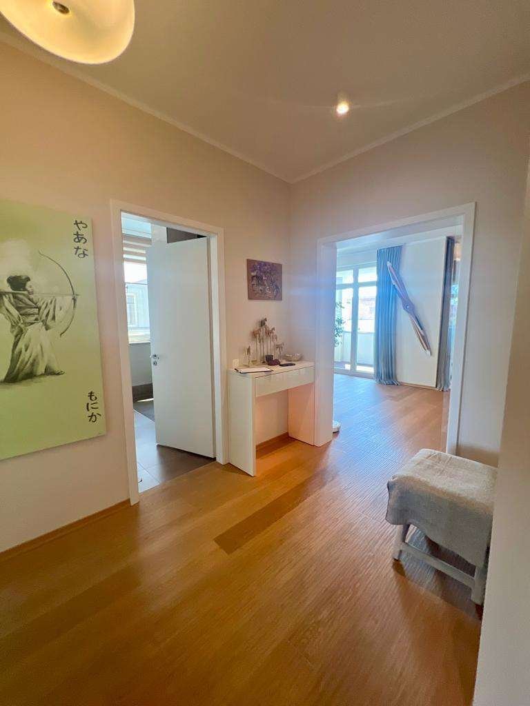 Flur mit Blick auf die Einbauablage mit Schubfach