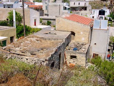 Süd-Kreta-Kreta: Altes Steinhaus, renovierungsbeduerftig, im Zentrum des Dorfes Kamilari, Suedkreta Süd-Kreta-Kreta: Altes Steinhaus, renovierungsbeduerftig, im Zentrum des Dorfes Kamilari, Suedkreta