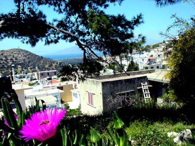 Süd-Kreta-Kreta: Traditionelles altes Steinhaus in Kamilari, Suedkreta, mit Sicht ueber das Dorf 