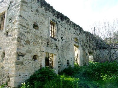 Süd-Kreta-Kreta: Renovierungsbeduerftiges Steinhaus am Seeufer von Lalouma, Suedkreta 