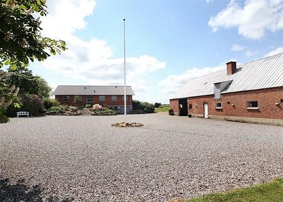 Østbirk: Skovhøjvej 2 8752 Østbirk Østbirk: Skovhøjvej 2 8752 Østbirk