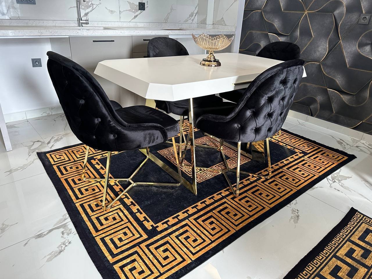 photo 5208592576452611174 y