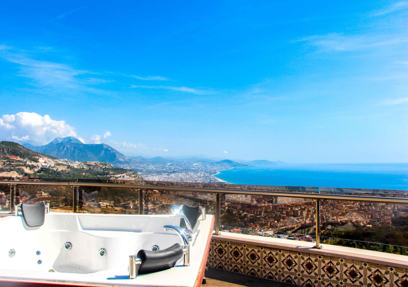 Alanya Tepe: Luxury Villa in Alanya Tepe – Unrivaled Views & Extensive Amenities 