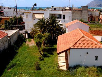 Süd-Kreta-Kreta: Kokkinos Pyrgos: grosses Grundstueck mit 1) neues Haus, 120 qm, 2 Schlafzimmer und 2) 2 geschoessiges Bauskelett, Zementfundament, 140 qm pro Stockwer 