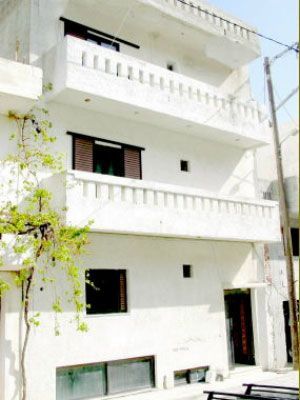 Süd-Kreta-Kreta: 3 geschoessiges Gebaeude mit Zimmern zum Vermieten im Feriendorf Agia Galini, Suedkreta 