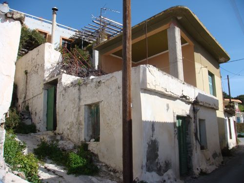 Süd-Kreta-Kreta: 2 geschoessiges Haus in Klima, Suedkreta, mit altem renovierungsbeduerftigen Steinhaus nebenan 