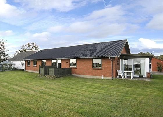 Hals: Hou Engvej 11 9370 Hals 