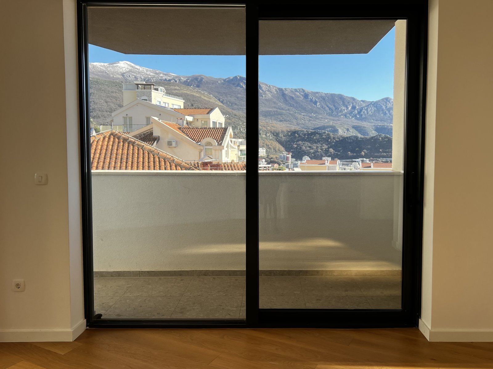 High-yield investment in Montenegro: 66m² premium apartment for sale in Becici/Ivanovici. Sea views, rooftop pool, and high rental potential. Legalized & ready.