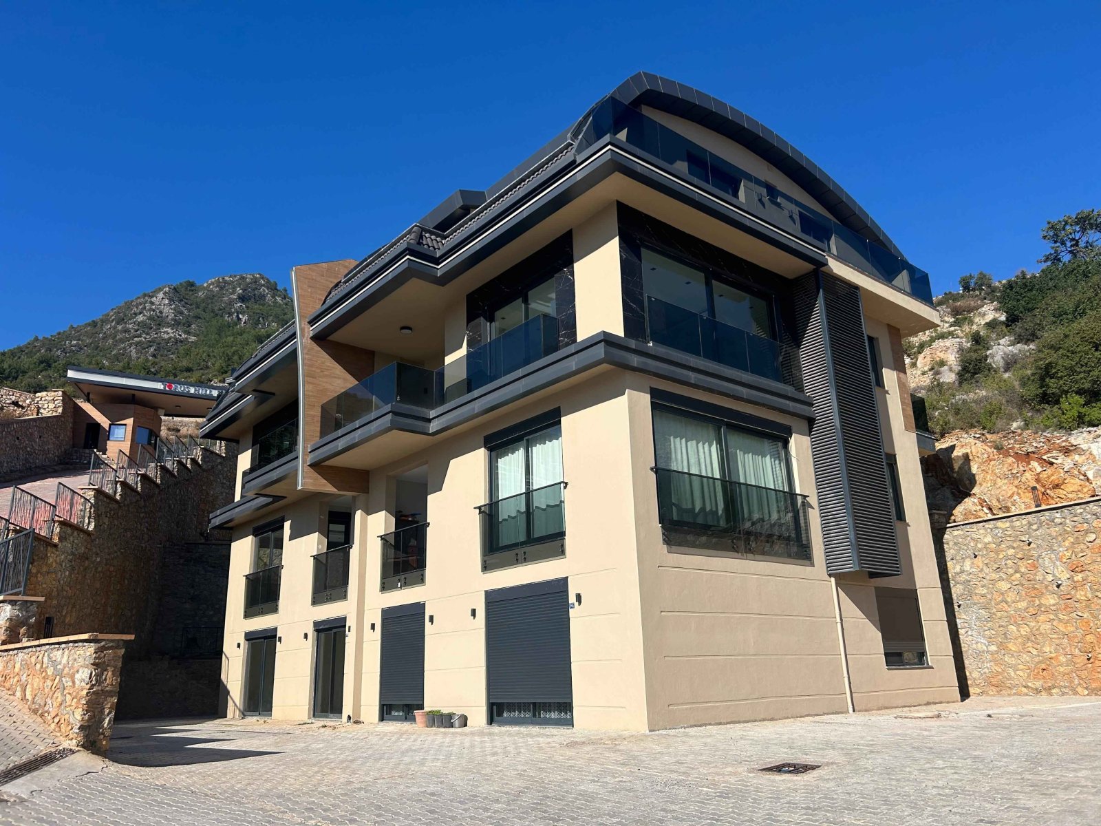 Alanya Tepe / Bektas: Alanya Tepe’de 4+1 Satılık Daire | 204 m² | Denize 2,3 km 